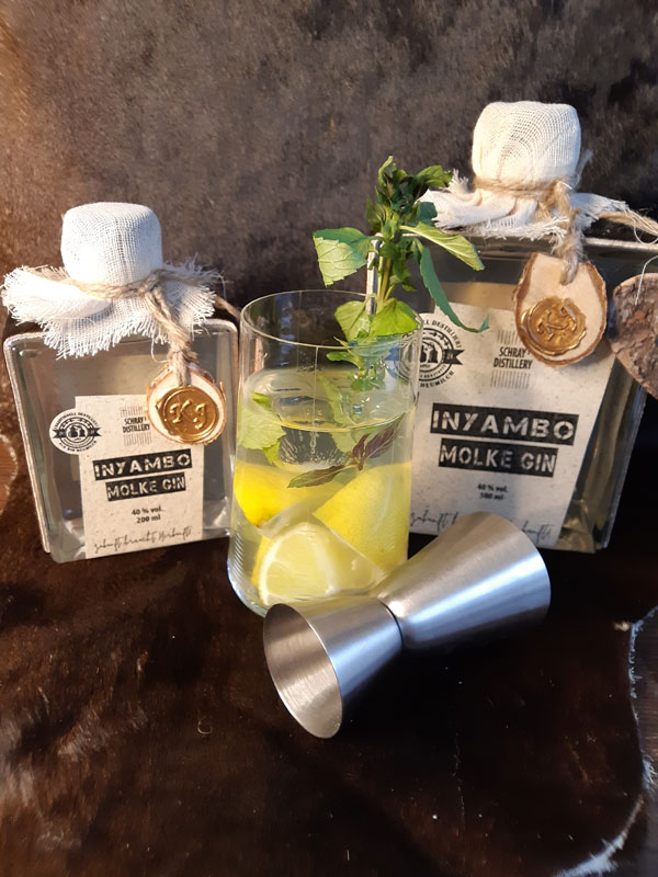 Nichts verschwenden: der Inyambo Molke Gin basiert auf Molke. Unten: Kesselmaische f&uuml;r den n&auml;chsten Brand. Foto: © Schray's Distillery