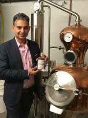 Abbass Khatami mit seinem Gin de Cologne vor der Brennblase, unten Impressionen vom Gin de Cologne. Foto: © Gin de Cologne