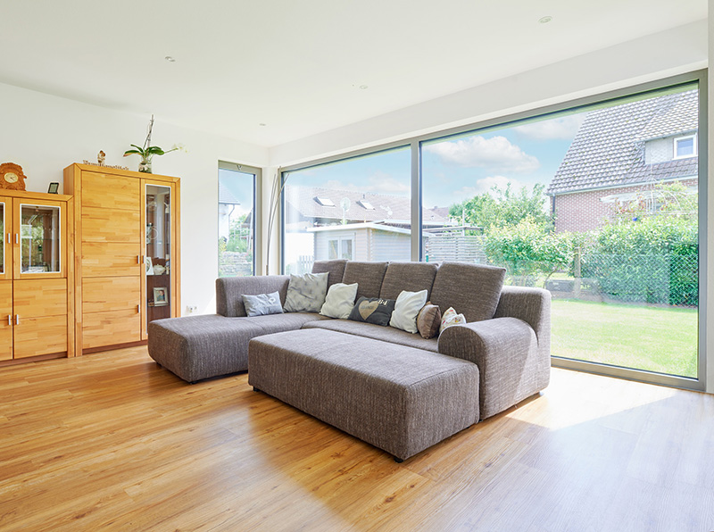 Momentan empfehlen sich solche Investitionen auch deshalb, weil die energetische Sanierung zum Klimaschutz beiträgt, Tageslicht das Wohlempfinden und die Gesundheit verbessert. Foto: © Hilzinger