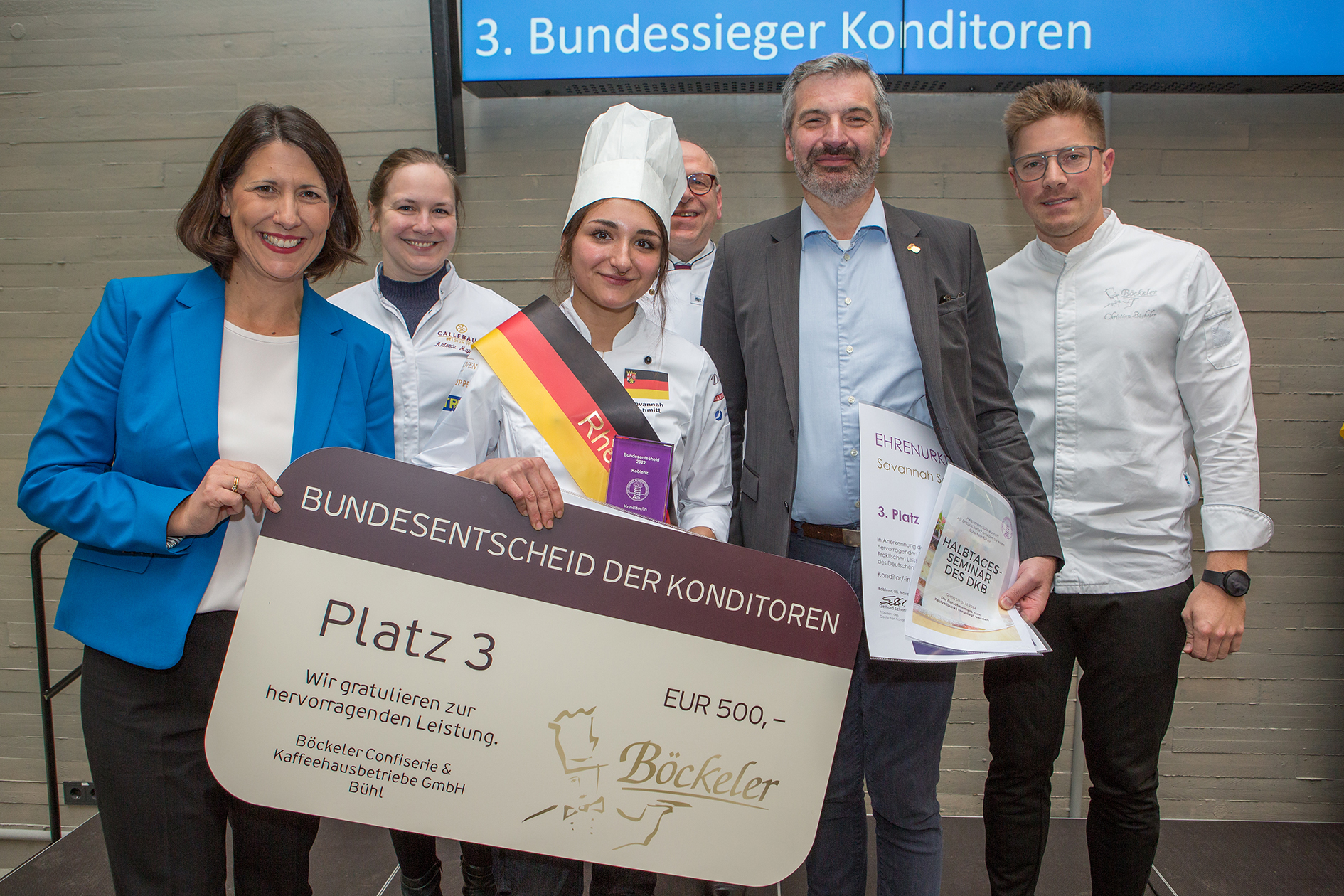 Wirtschaftsministerin Daniela Schmitt (l.) gratulierte allen Teilnehmern und überreichte der rheinland-pfälzischen Teilnehmerin Savannah Schmitt die Auszeichnung für den dritten Platz auf Bundesebene. Foto: © Klaus Herzmann