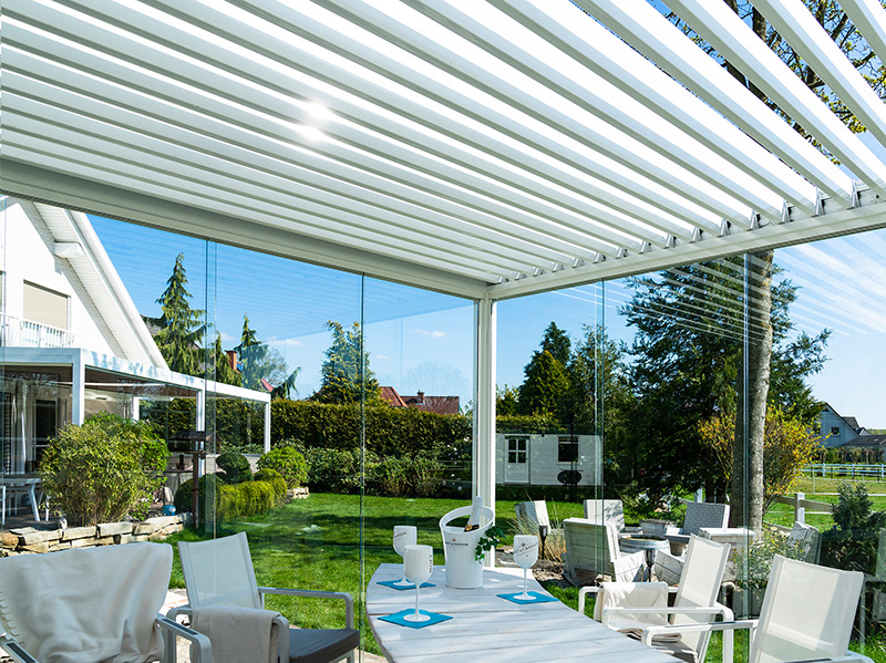 Optionale Glasschiebe-Elemente sorgen für einen optimalen Schutz vor Wind und Regen. Foto: © Nova Hüppe