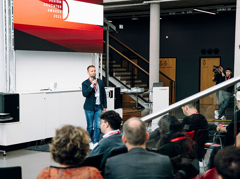 Geschäftsführer Stefan Holtgreife eröffnete den Abend im Foyer des Campus in Melle. Foto: © Malik Pahlmann / Solarlux