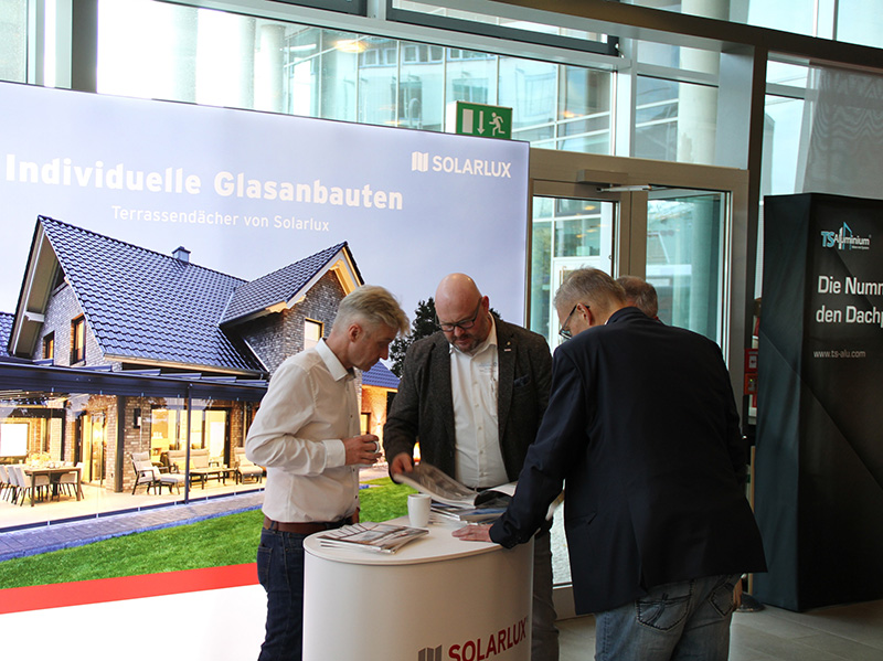 Die Wintergartentage 2022 wurden dieses Mal wieder von einer Foyer-Ausstellung begleitet, auf der für die Branche relevante Dienstleistungen und Produkte präsentiert wurden. Foto: © Bundesverband Wintergarten e.V.