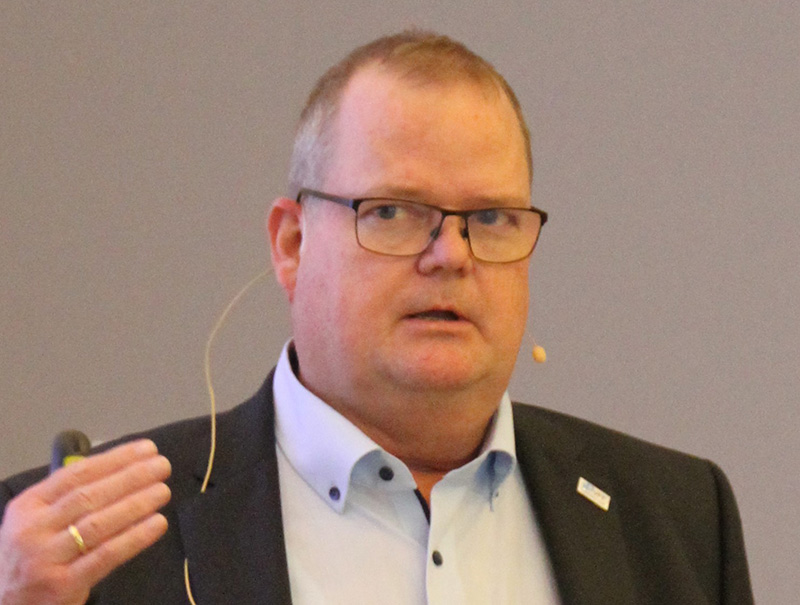 Stellte auf den Wintergartentagen 2022 in Berlin die zu erwartenden Änderungen bei Normen und Richtlinien im europäischen Rahmen vor: Frank Koos, Geschäftsführer für Normung, Technik und internationale Aktivitäten des VFF, Frankfurt am Main. Foto: © Bundesverband Wintergarten e.V.