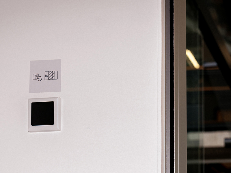 Nur circa eine Sekunde lang hält der Nutzer die Hand vor die Schaltflä-che, und der Öffnungs- bzw. Schließbefehl wird aktiviert. Foto: © Solarlux