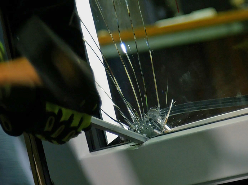 Vor allem Einstiegsorte in schlecht einsehbaren Gebäudebereichen wie Kellertüren oder Fenster sind bei den Einbrechern sehr beliebt. Foto: © FVSB