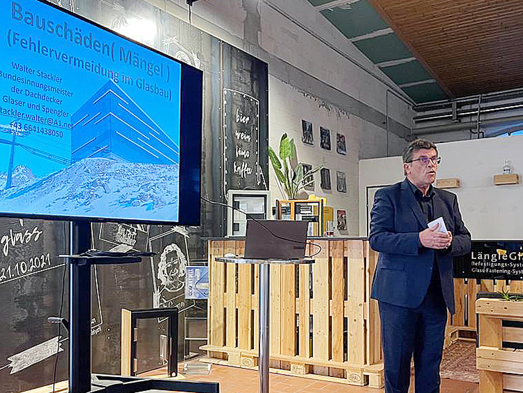Walter Stackler, Bundesinnungsmeister der österreichischen Bundesinnung der Dachdecker, Glaser und Spengler, referierte am 20. Oktober im Längle Showroom über die aktuellen Anforderungen bei Reparaturverglasungen. Foto: © Längle Glas-System GmbH