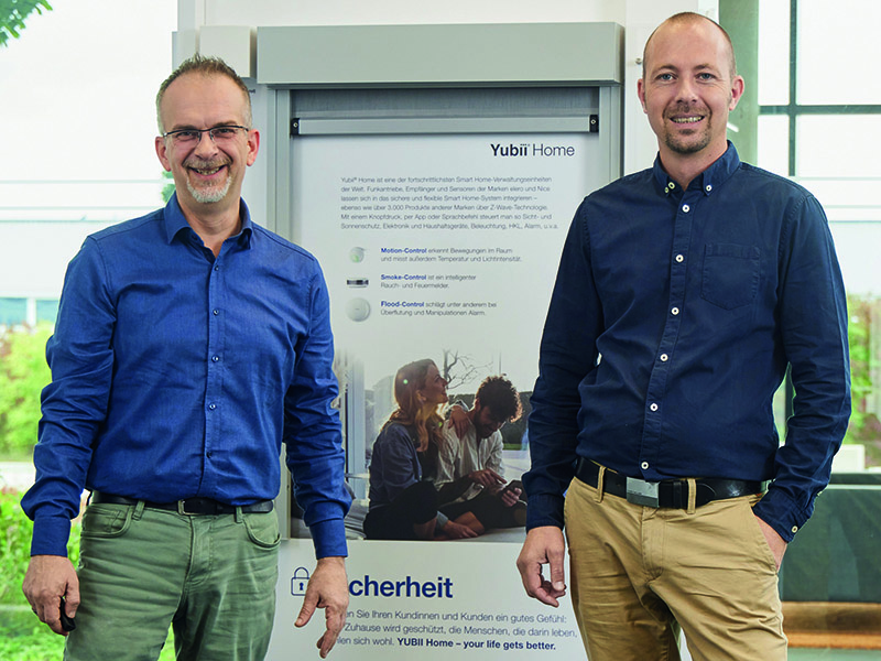 Gemeinsam vermitteln Andreas Linkenheil (l., Technische Schulung & Beratung) und Manuel Bölter Produktwissen rund um Antriebe und Steuerungen. Foto: © Elero
