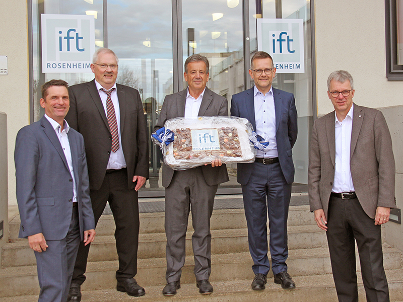 Verabschiedung von Luis Oberrauch (Finstral). Nach 20 Jahren verlässt der Südtiroler den Vorstand des Instituts für Fenstertechnik e.V. (v.l.n.r.: Dr. Stefan Lackner, Oskar Anders, Luis Oberrauch, Dr. Jochen Peichl und Prof. Jörn P. Lass). Foto: © ift Rosenheim