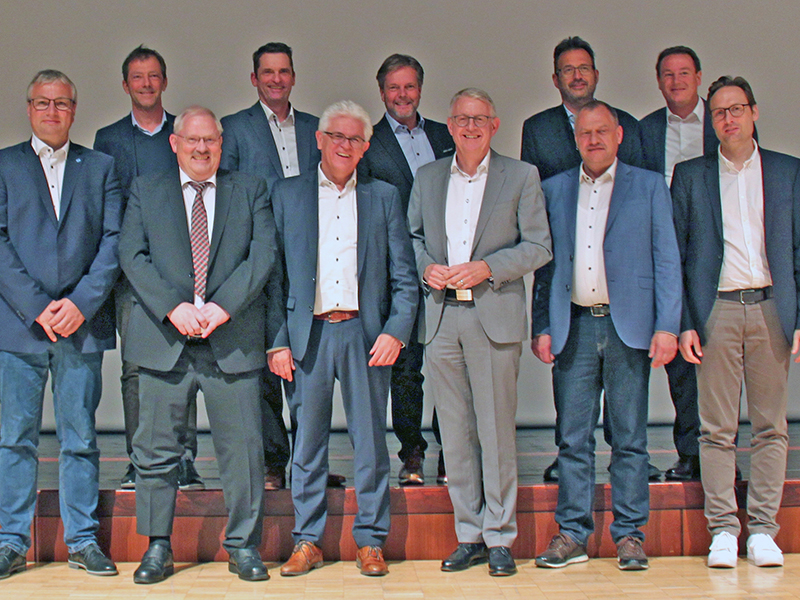 Der neue Vorstand des Instituts für Fenstertechnik e.V.: (v.r.n.l.) Hermann Schmitz (Veka AG), Josef Huber (Huber & Sohn), Oskar Anders (hilzinger metallbau), Dr. Stefan Lackner (Erentum Consulting), Anton Gugelfuss (Gugelfuss), Henner Klaas (Günter Klaas Fensterbau), Bernd Löffel (Löffel Fenster + Fassaden), Peter Arlt (Arlt Fenster-Türenbau), Oliver Windeck (Metallbau Windeck), Joachim Oberrauch (Finstral), Michael Elstner (AGC Glass Europe) Nicht auf dem Bild vertreten: Frank Jedamski (Hautaz) und Jan-Peter Albers (Aldra Fenster und Türen). Foto: © ift Rosenheim