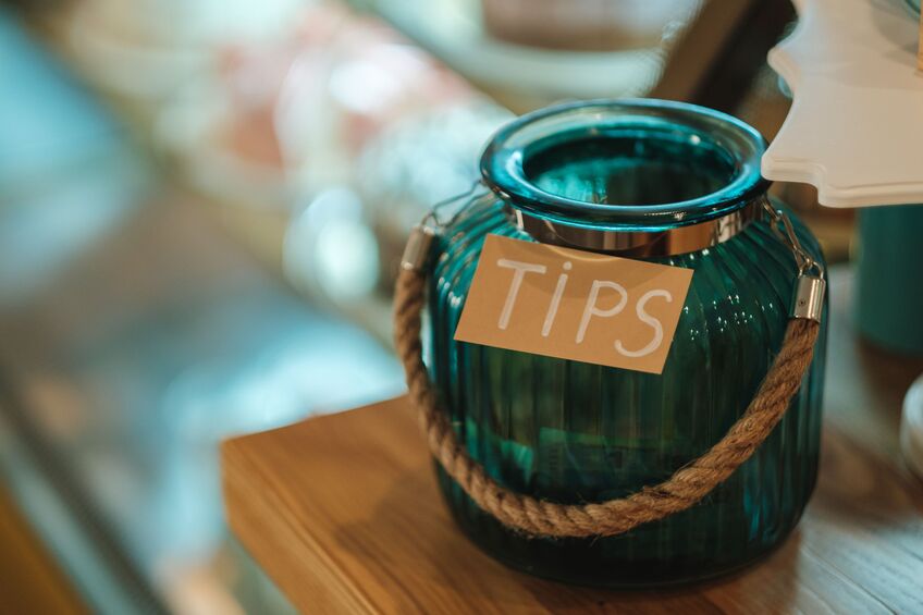  Trinkgeld ist für die Beschäftigten steuerfrei - egal sie es bar oder unbar bekommen. Foto: © Anton Zabielskyi/123RF.com