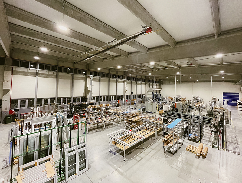 Blick in die neue Fertigungshalle in Siroki Brijeg, die von Kneer-Südfenster und der Soldo Group für das Gemeinschaftsunternehmen KS Türen im Jahr 2021 in Betrieb genommen wurde. Foto: © Kneer-Südfenster GmbH
