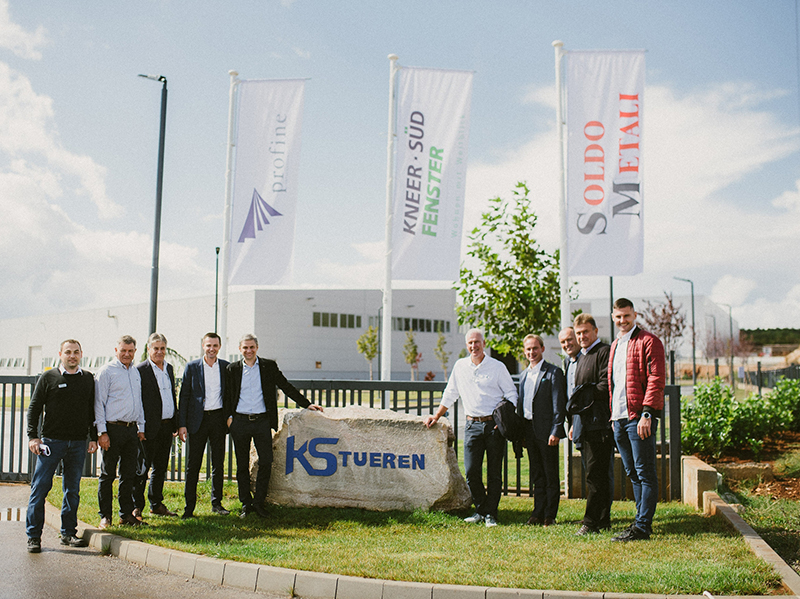 Zu Gast bei KS-Türen, Kneer-Südfenster und der Soldo Group in Siroki Brijeg: Dr. Peter Mrosik (5. von rechts), CEO der profine Group. Das Unternehmen ist wichtiger Industriepartner und Profile-Zulieferer für die Fenster- und Türenfertigung am neuen Produktionsstandort. Foto: © Kneer-Südfenster GmbH