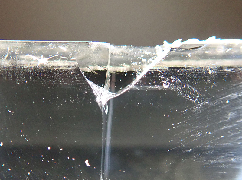 Thermischer Y-Bruch an der Glaskante. Foto: © Ekkehard Wagner