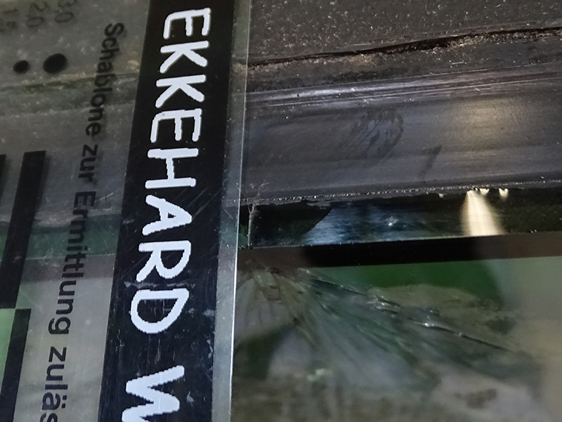 Schwacher Y-Bruch an Glaskante mit sehr guter Schnittkante. Foto: © Ekkehard Wagner