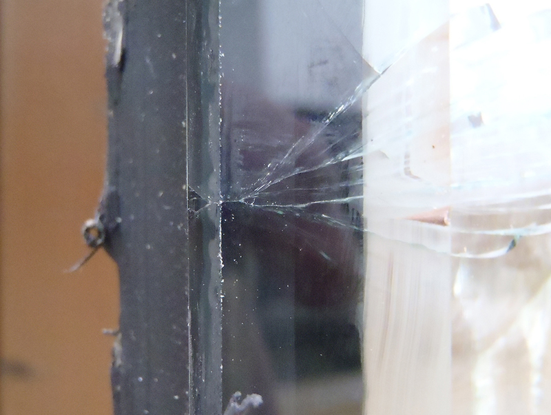 Mit Heißluft erzeugter thermischer Bruch. Das Doppel-Y in die Fläche und in die Glasmasse ist deutlich erkennbar. Kantenbeschädigungen sind keine vorhanden. Foto: © Ekkehard Wagner