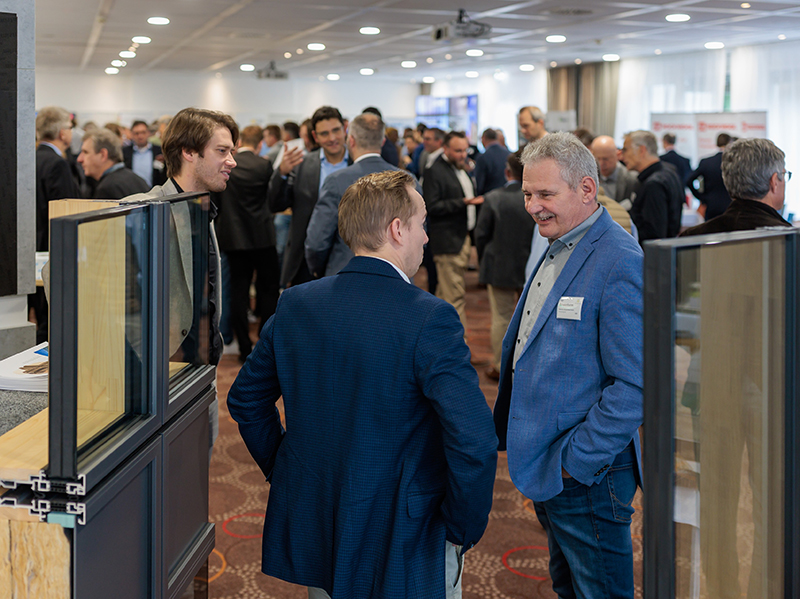 In den Pausen nutzten die Teilnehmer die Möglichkeit zum Besuch der Fachausstellung und zum Networking. Foto: © Foto Halisch