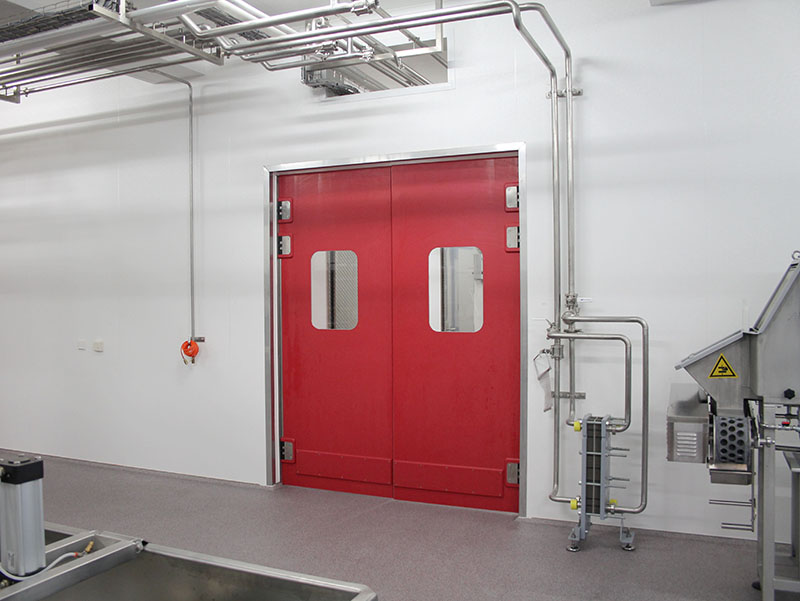 Das Unternehmen fertigt am Standort in Melle hochwertige Pendeltüren aus PE, PVC, Holz und Edelstahl sowie die da-zugehörigen Zargen. Foto: © Grothaus