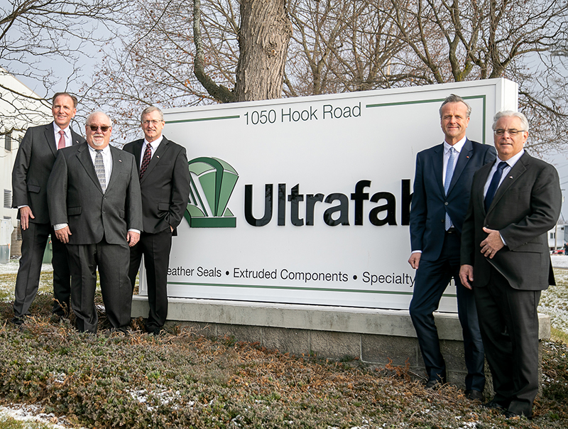 Gemeinsam mit dem Management von Ultrafab sprach Marcus Sander, Vorsitzender der Geschäftsführung Roto Frank Fenster- und Türtechnologie GmbH, am 19. Dezember vor der Belegschaft im US-amerikanischen Farmington. Er begrüßte die Mitarbeitenden und Führungskräfte herzlich im Roto-Team. Im Bild (v.l.): Michael Stangier (Geschäftsführer Roto Frank Fenster- und Türtechnologie GmbH), Thomas E. Hare (CFO Ultrafab Inc.), Alan J. DeMello (President/CEO Ultrafab Inc.), Marcus Sander (Vorsitzender der Geschäftsführung Roto Frank Fenster- und Türtechnologie GmbH) und Thomas C. Horton (Chairman Ultrafab Inc.). Foto: © Roto