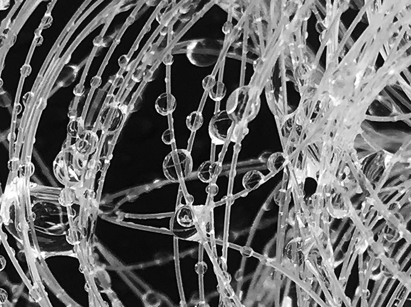 Wassertropfen im Abstandsgewirke der HydroSKIN. Foto: © Christina Eisenbarth, Institut für Leichtbau Entwerfen und Konstruieren