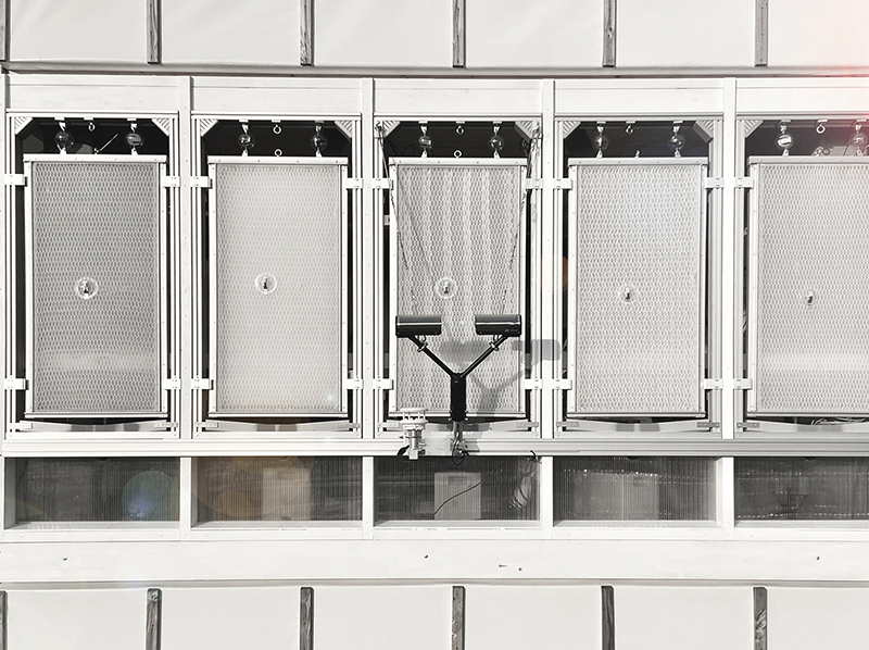 Erste hydroaktive Fassadenprototypen wurden zur Praxiserprobung im realen Umfeld mit umfangreicher Messtechnik am D1244 Hochhaus der Universität Stuttgart montiert. Foto: © Christina Eisenbarth, Institut für Leichtbau Entwerfen und Konstruieren