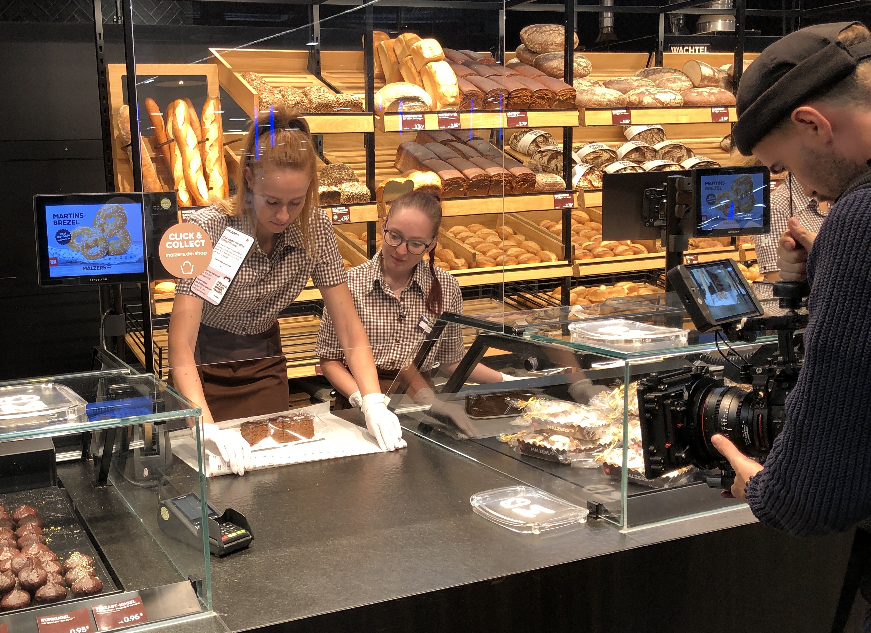 Von Chantal Maaß (r.) lernt Sandra Hunke (l.) ein paar Kunstgriffe, damit Brot und Kuchen auch sicher zu Hause auf dem Tisch landen. Foto: © Malzers Backstube