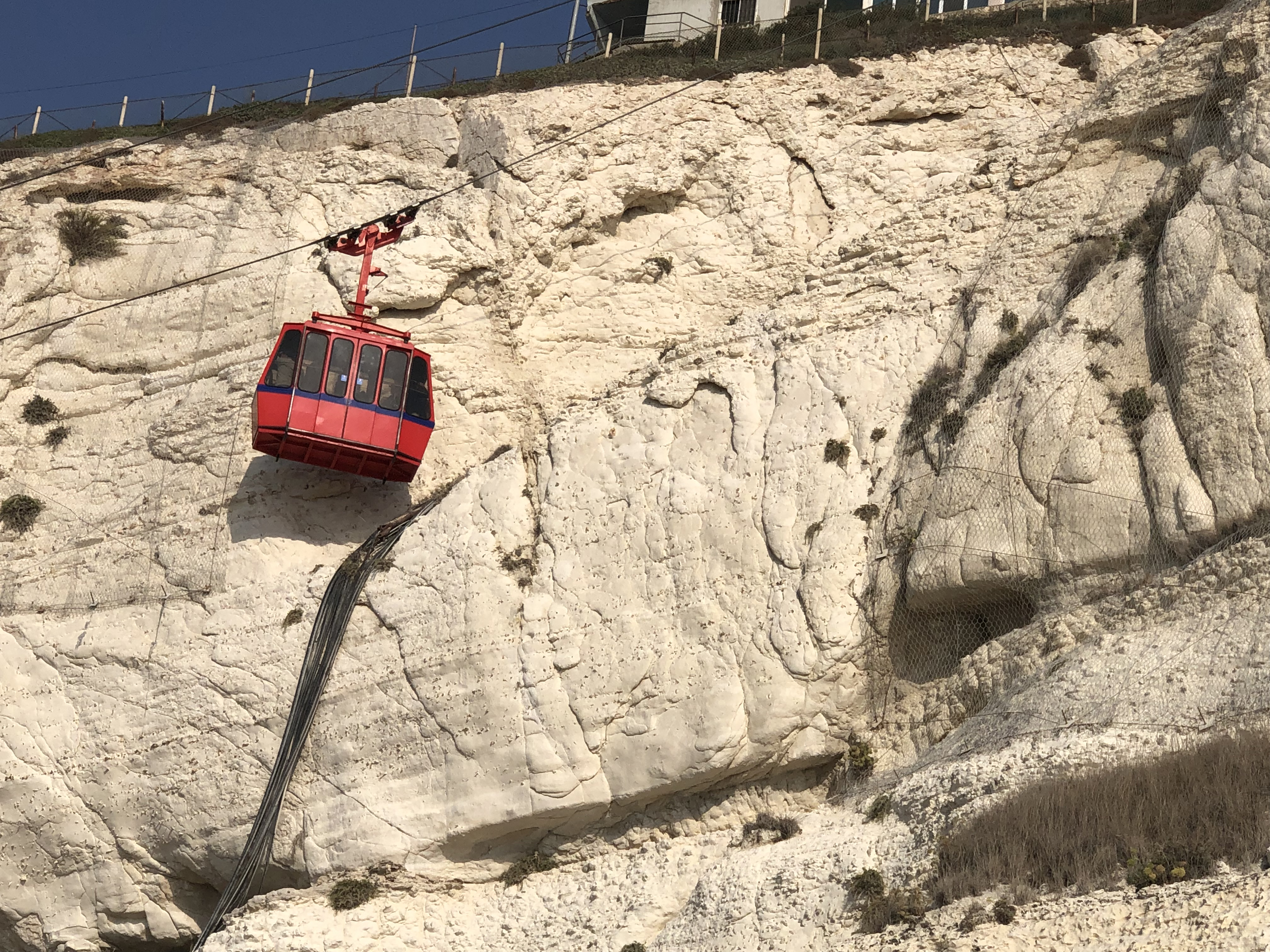 Zwischen Berg und Meer ist eine Fahrt mit einer der steilsten Seilbahnen der Welt in Rosch haNikra ein kurzes, aber spektakuläres Vergnügen. Foto: © DHB