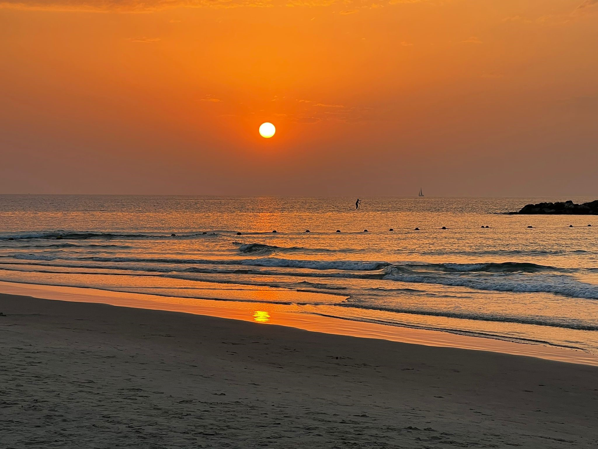 Zumeist sieben Tage in der Woche das ganze Jahr über erleben Besucher an einem der Strände den Sonnenuntergang nach einem erlebnisreichen Tag. Foto: © DHB