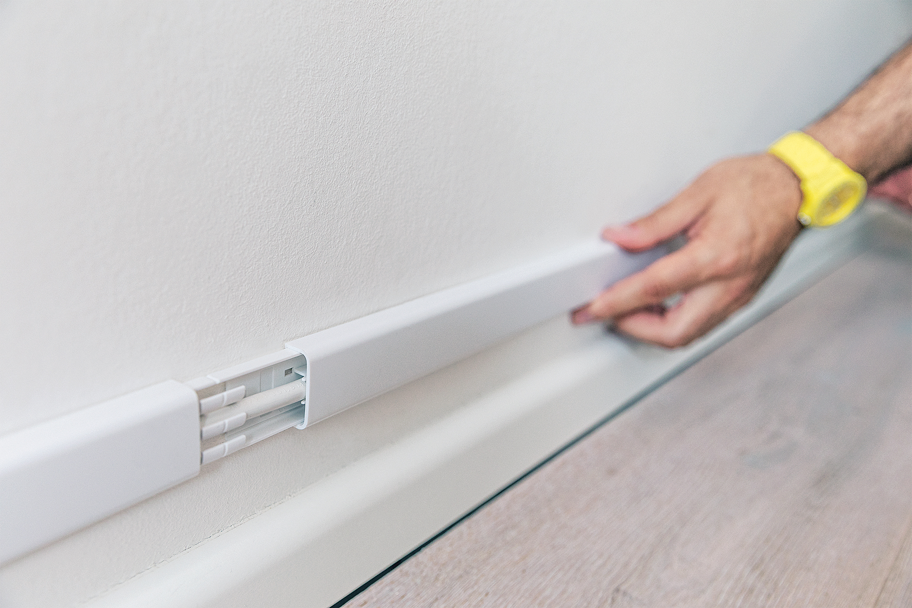 Dezent verdeckt das überstreichbare System die Kabel. Bis zu drei Kabel können nebeneinander geführt werden. Foto: © Schellenberg Professional