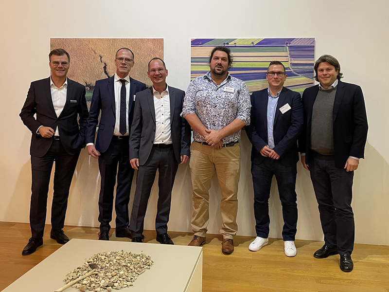 Die Sprecher auf der Veranstaltung in Vatersdorf (v.l.n.r.): Markus Gander (Leipfinger-Bader Firmengruppe), Dr. Thomas Fehlhaber (Unipor-Ziegel Marketing), Werner Venter (Schöck Bauteile), Bernd Nebenführ (Deutsche Rockwool), Michael Streilein (Tonality) und Thomas Bader (Geschäftsführer Leipfinger-Bader Firmengruppe). Foto: © Leipfinger-Bader Firmengruppe