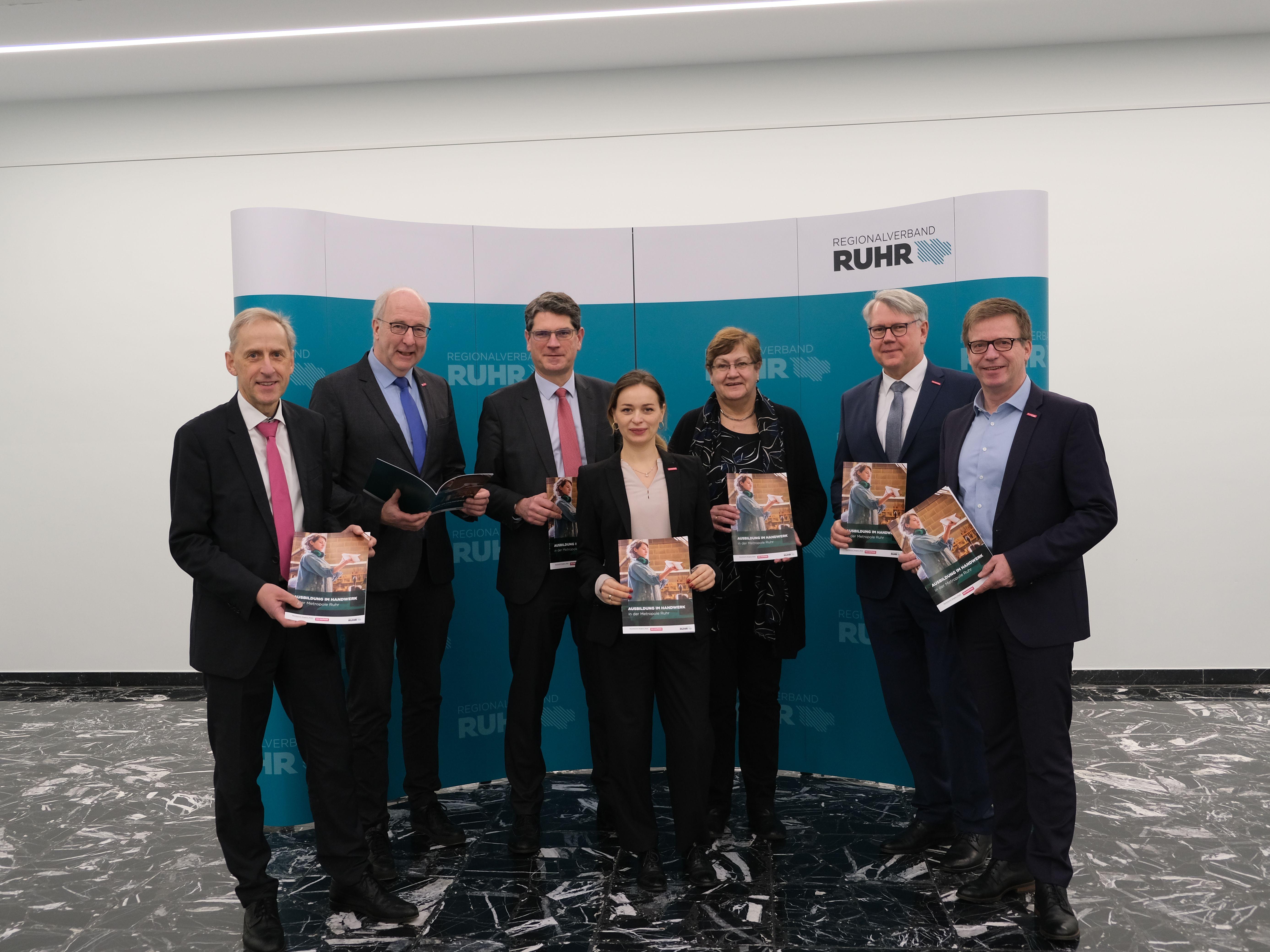 Dr. Axel Fuhrmann, Hauptgeschäftsführer der HWK Düsseldorf; Thomas Harten, Geschäftsführer der HWK Münster; Professor Dr. Hans Jörg Hennecke, Geschäftsführer der HWK Düsseldorf; Olesja Mouelhi-Ort, Geschäftsführerin der HWK Dortmund; Karola Geiß-Netthöfel, Regionaldirektorin des Regionalverbandes Ruhr (RVR); Thomas Banasiewicz, Hauptgeschäftsführer der HWK Münster und Carsten Harder, Hauptgeschäftsführer der HWK Dortmund (v. l.), stellten die Ergebnisse der Datananalyse vor. Foto: © RVR