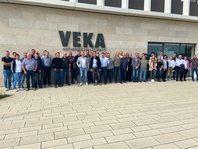 Im September 2022 besuchte die Belegschaft der Hölscher GmbH den Firmensitz in Sendenhorst. Das Gruppenfoto entstand vor dem neuen Welcome Center des Systemgebers. Foto: © Veka