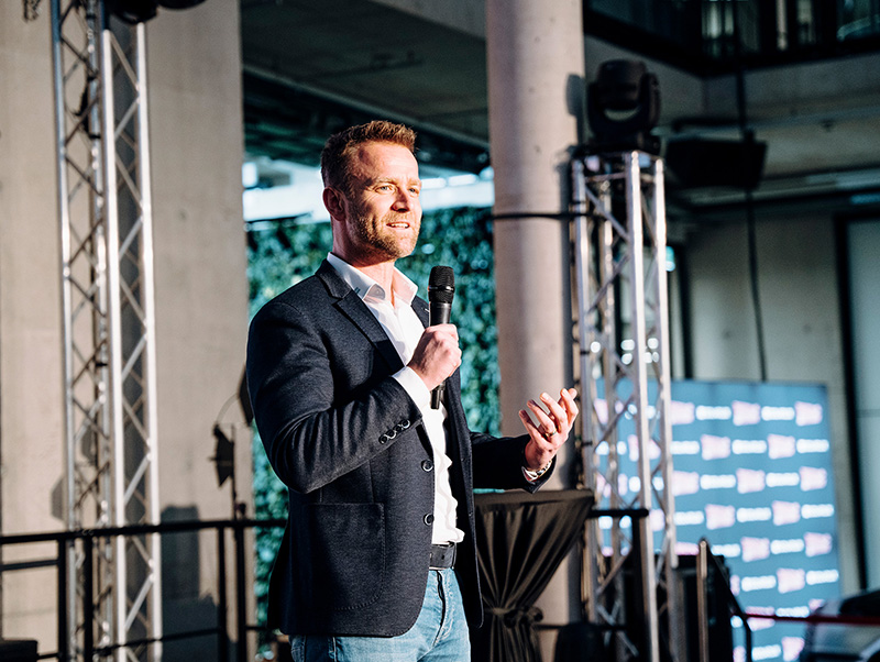 Geschäftsführer Stefan Holtgreife live on Stage auf der Quality Partner Conference 2023. Foto: © Malik Pahlmann / Solarlux