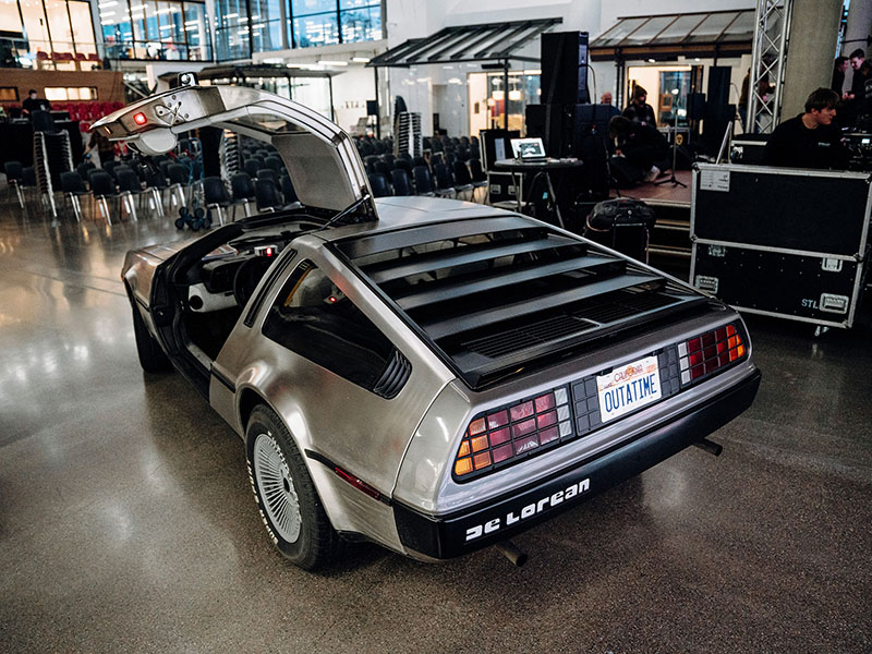Kultauto DeLorean: Zum Setting auf dem Solarlux Firmencampus gehörte selbstverständlich auch die Zeitmaschine, mit der Michael J. Fox in der Science-Fiction-Filmkomödie Zurück in die Zukunft 1985 in die Vergangenheit reiste. Foto: © Malik Pahlmann / Solarlux