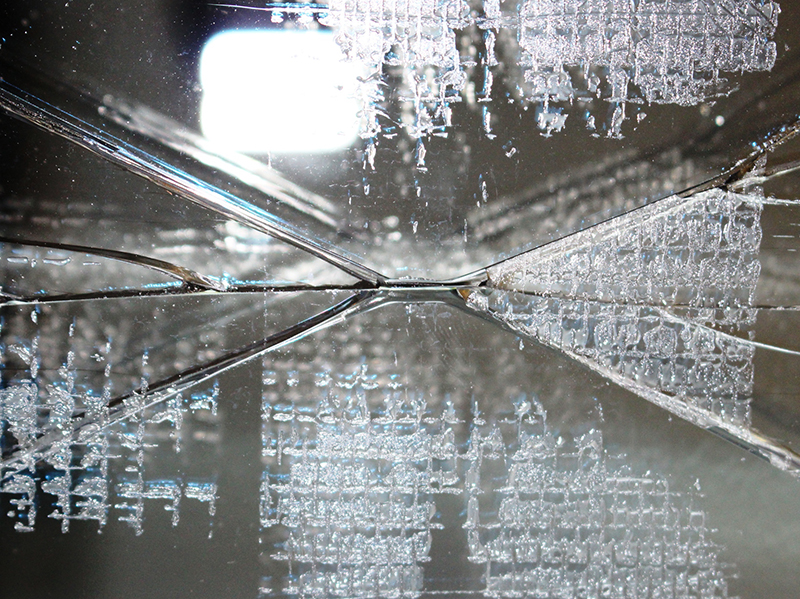 Brüche teilen sich immer nur in ihrer Laufrichtung. So lässt sich aus diesem Bruchbild schließen, dass der Auslösungspunkt mitten in der Scheibe liegt. Foto: © Ekkehard Wagner