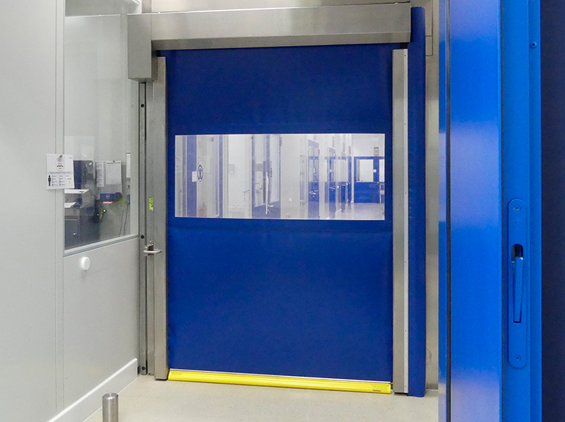 Neben einer Standardvariante ist auch ein geprüftes V2A-Edelstahl-Modell verfügbar, was auf Fluchtwegen in Food- und Laborumgebungen eingesetzt werden kann. Foto: © Aliga-Tor