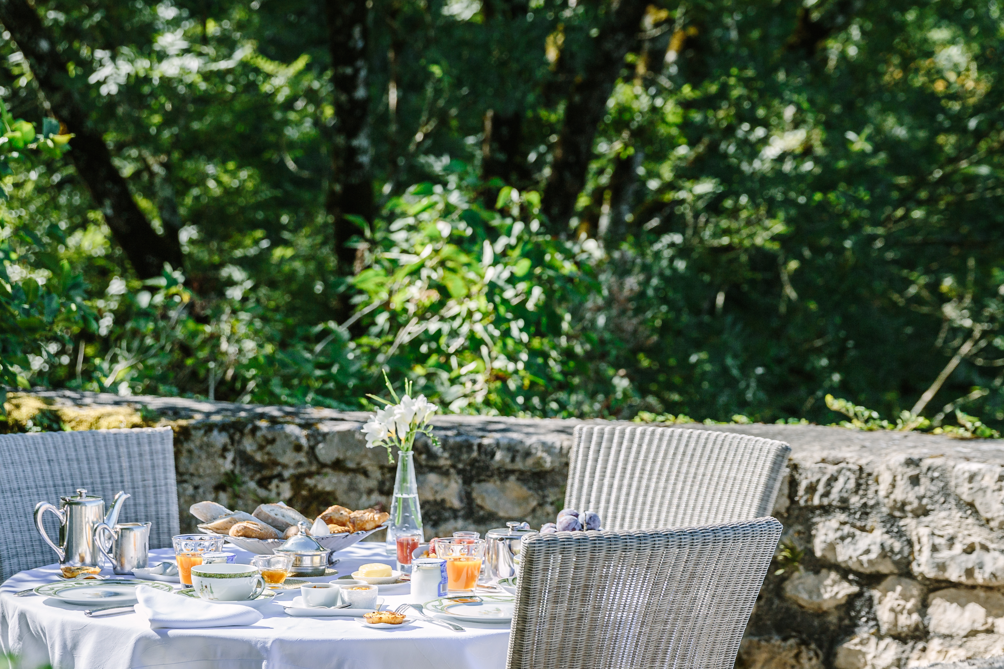 Pures Fr&uuml;hst&uuml;cksgl&uuml;ck auf der Terrasse des Schlosses. Foto: © Chateau de la Treyne