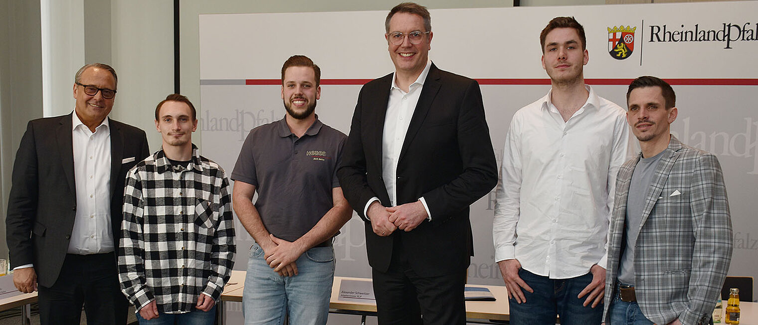 Informierten gemeinsam auf der Pressekonferenz über das Projekt Aufbau-Ahr - Freiwillige Aufbauzeit im Ahrtal (v.l.): HwK-Hauptgeschäftsführer Ralf Hellrich, Projektteilnehmer Marcelino Dickmann, Janik Nelles von der Schreinerei Nelles in Bad Neuenahr-Ahrweiler, Minister Alexander Schweitzer, der ehemalige Projektteilnehmer und jetzige Lehrling Justin Behrens und Marco Mäsgen vom gleichnamigen Malermeisterbetrieb in Remagen. Foto: © HWK Koblenz / Denise Nuß