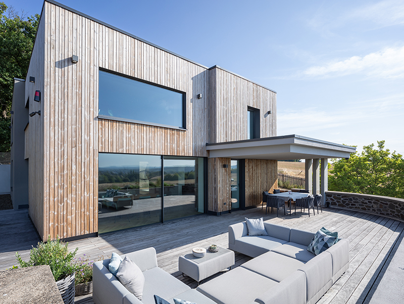 Kebony Fassadenbretter werden mit einer bio-basierten Flüssigkeit konserviert und werden so besonders resistent gegen Witterungseinflüsse. Foto: © Kebony