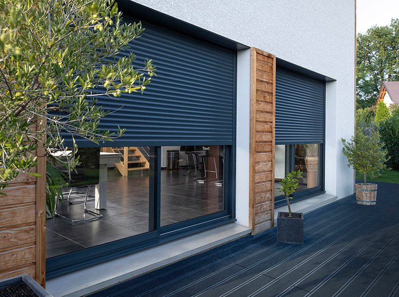 Über vernetzte Rollläden kann Anwesenheit simuliert werden. Foto: © Somfy