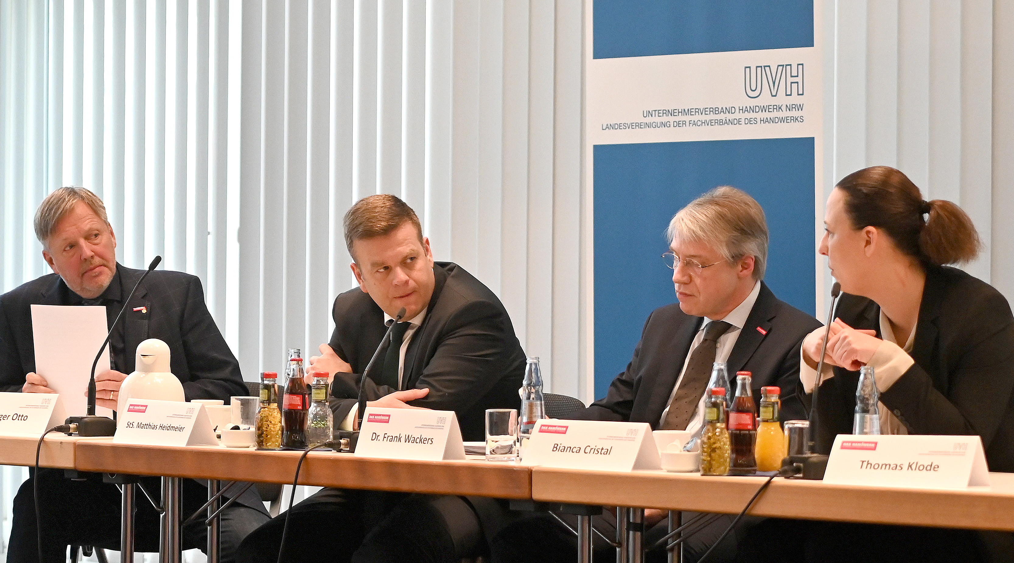 Rüdiger Otto, Präsident des Unternehmerverbandes Handwerk NRW (UVH), Staatssekretär Matthias Heidmeier vom Arbeitsministerium NRW, UVH-Hauptgeschäftsführer Dr. Frank Wackers und Bianca Cristal von der Bundesagentur für Arbeit (v. l.) beim UVH-Unternehmertag. Foto: © Wilfried Meyer / UVH NRW