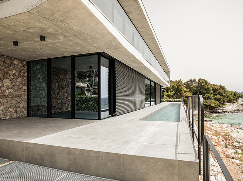 Außenliegende Sonnenschutzlösungen wie Jalousien oder Rollläden helfen sowohl im Sommer als auch im Winter bedeutend Energie und Kosten einzusparen. Foto: © Hella