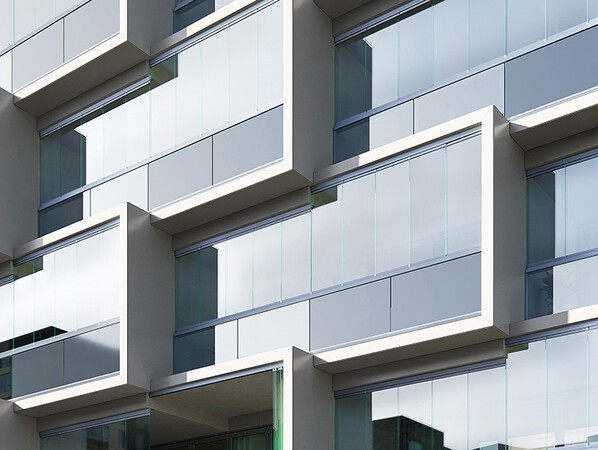 Mit der Systeminnovation werden neue technische und gestalteri-sche Möglichkeiten bei beweglichen Balkonfassaden eröffnet. Foto: © Solarlux