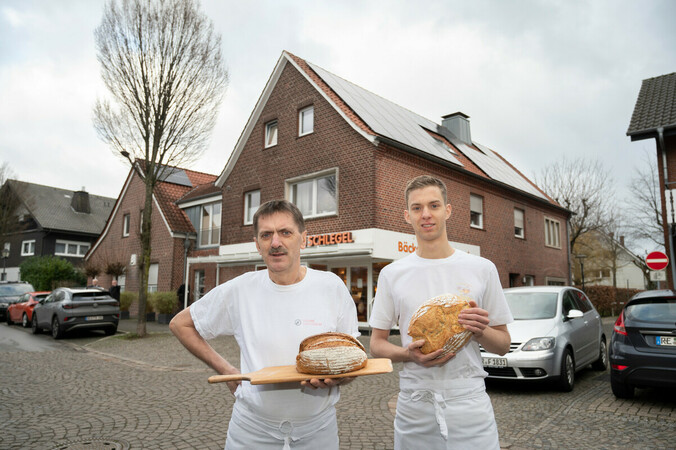 Arbeiten geht nur mit Rücksicht auf die Nachbarn: Bäckereimeister Gerhard Schlegel mit Sohn Jonas in Raesfeld. Foto: © Andreas Buck