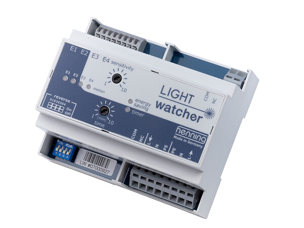 Der Lightwatcher von Henning ist ein empfindlicher Vibrationssensor. Das Gerät wird auf dem Fach der Kabine befestigt und schaltet das Licht im unbenutzten Aufzug erst wieder an, sobald es die leichte Erschütterung durch eine Türbewegung registriert. Foto: © Henning Der Lightwatcher von Henning ist ein empfindlicher Vibrationssensor. Das Gerät wird auf dem Fach der Kabine befestigt und schaltet das Licht im unbenutzten Aufzug erst wieder an, sobald es die leichte Erschütterung durch eine Türbewegung registriert. Foto: © Henning