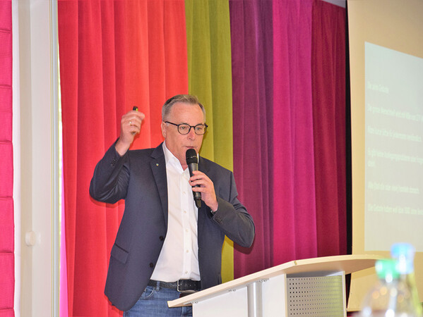 Horst Schickor wird in Schwelm seinen letzten Vortrag in diesem Rahmen halten. Foto: © Bernd Lorenz/LIFTjournal Horst Schickor wird in Schwelm seinen letzten Vortrag in diesem Rahmen halten. Foto: © Bernd Lorenz/LIFTjournal