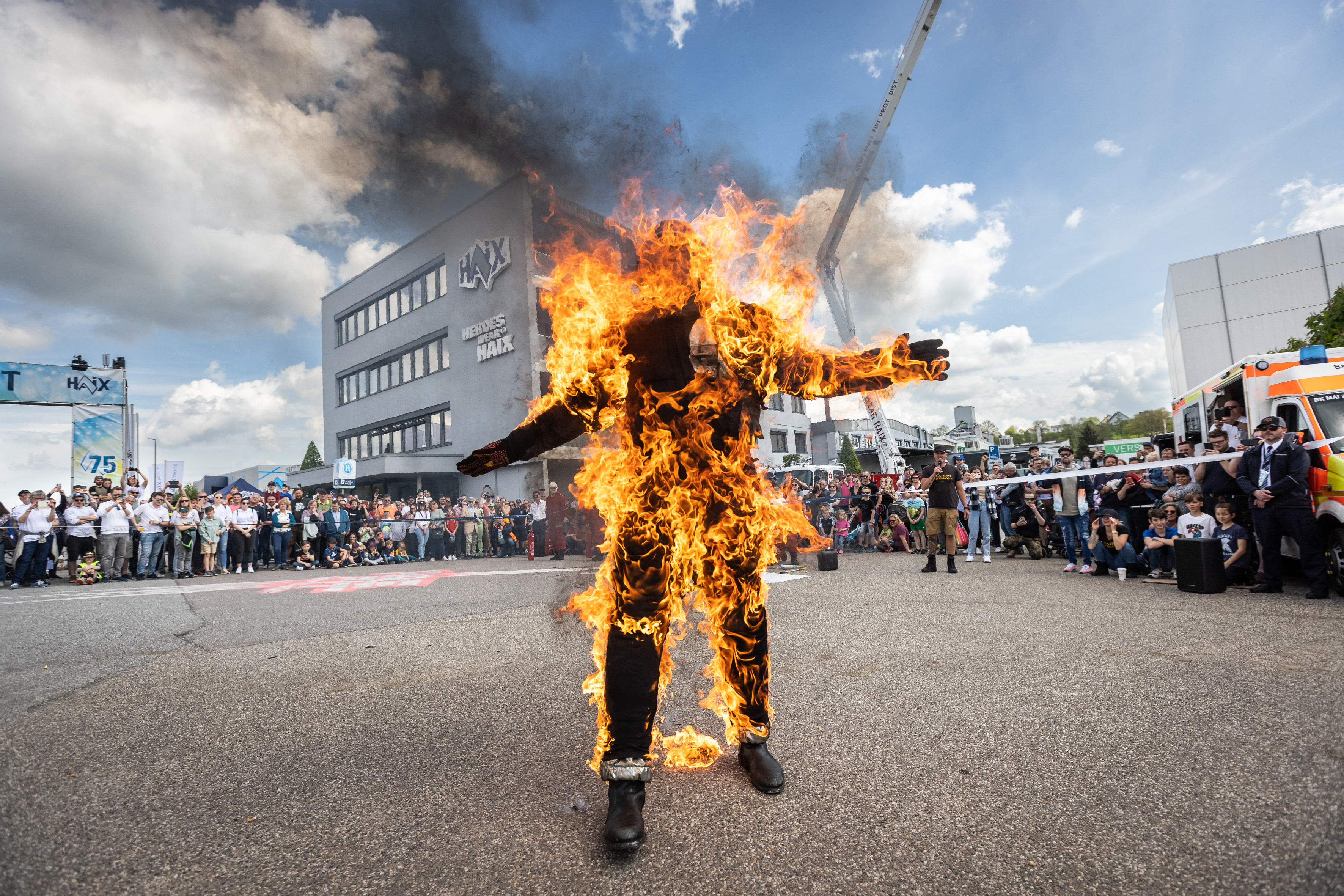 Unter strengsten Sicherheitsvorkehrungen setzte das Stuntteam Germany beim Haix Hero Fest einen Stuntman in Brand. Foto: © HAIX