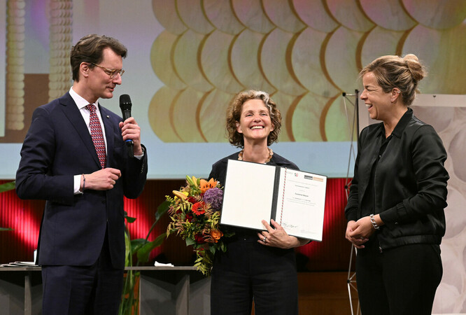 Susanne Beyer aus Köln (M.) wurde von Hendrik Wüst und Mona Neubaur in der Kategorie Möbel ausgezeichnet. Foto: © Roberto Pfeil