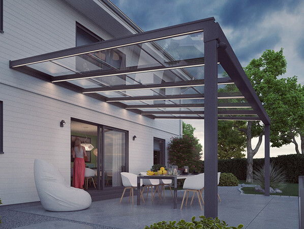 Mit der Lösung werden Terrasse oder Balkon zum ganzjährig nutzbaren Freiluftzimmer. Foto: © Vitello System