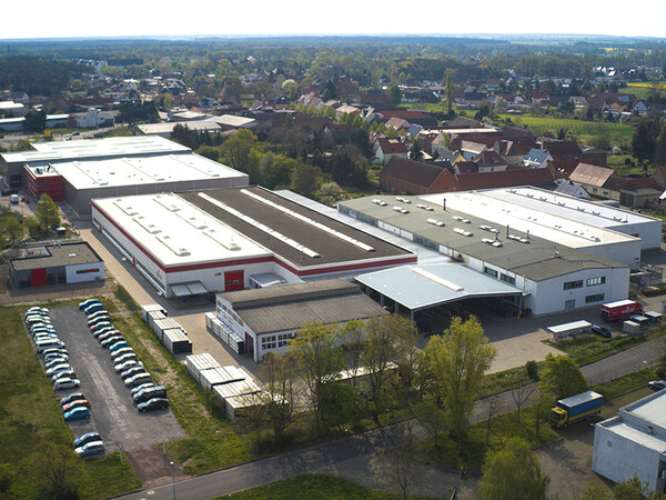 Weinor-Produktion in Möckern bei Magdeburg mit dem neu errichteten Teil im Hintergrund. Foto: © Weinor